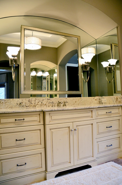 Фотография ванной комнаты с большим зеркалом