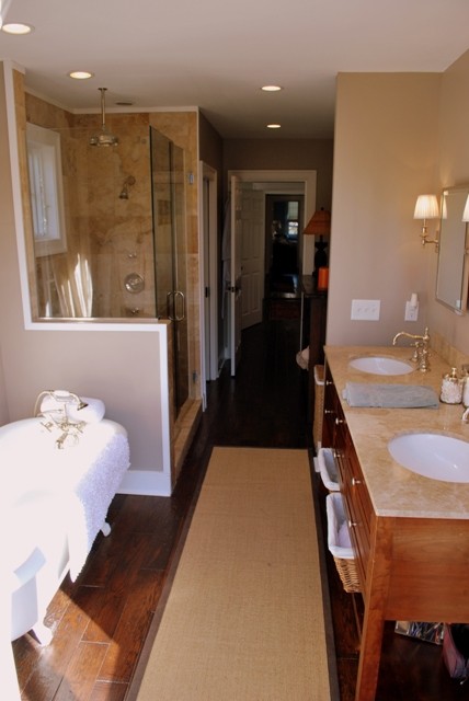 Фотография ванной комнаты с двумя раковинами