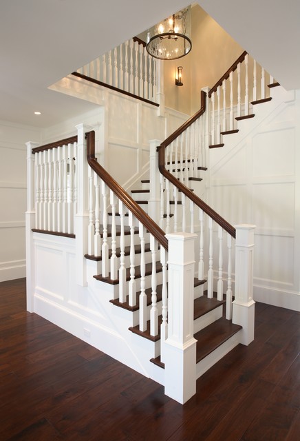 Классический дизайн лестницы для небольшого помещения.