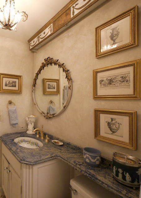 Насыщенный классический интерьер ванной комнаты.