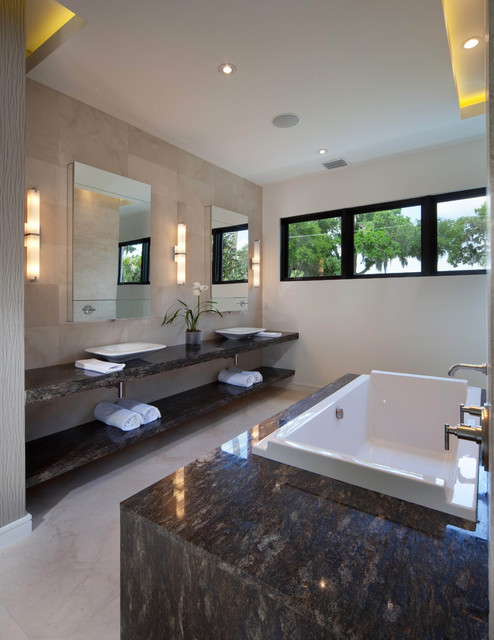 Современный дизайн просторной ванной комнаты