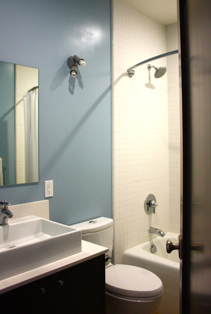Уютный дизайн ванной комнаты в нейтрально-голубом цвете