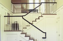 Дизайн зигзагообразной лестницы  с площадкой между этажами