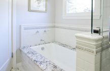 Фотография ванной комнаты в белых тонах