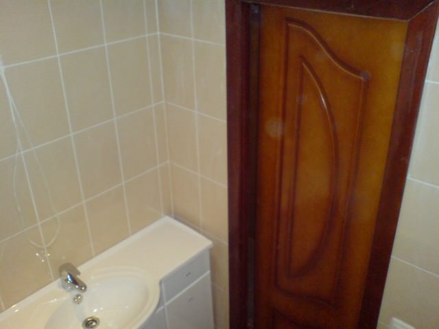 Монтаж дверей в ванной. Дверные откосы в ванной. Добор для ванной. Дверь в ванную с добором. Дверь в ванную комнату с добором.
