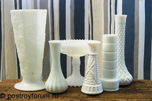 Белые гравированные, в геометрическом стиле, вазы