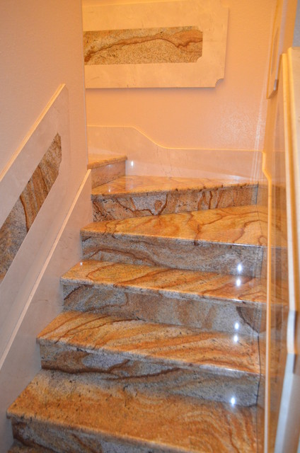 Дизайн лестницы без перил, расположенной между двумя стенами