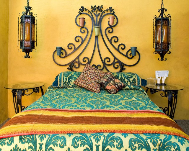Дизайн спальни с коваными элементами