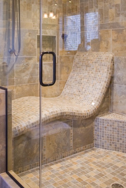 Интерьер ванной комнаты с мозаичным рисунком.