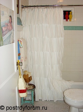 Белая шторка для ванной