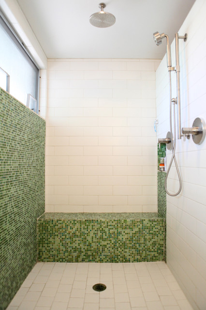Ванная комната с использованием белого и нескольких оттенков зеленого