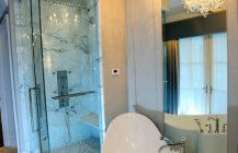 Дизайн снежно белой и элегантной ванной комнаты