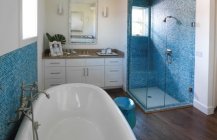 Дизайн ванной комнаты в бело-голубых цветах