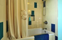 Фотография ванной комнаты с синими акцентами